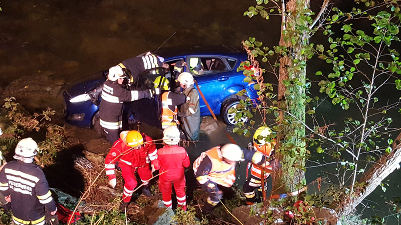 VERKEHRSUNFALL MIT EINGEKLEMMTER PERSON