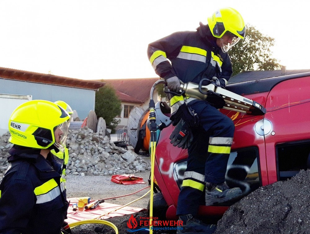 ÜBUNG - MENSCHENRETTUNG AUS KFZ
