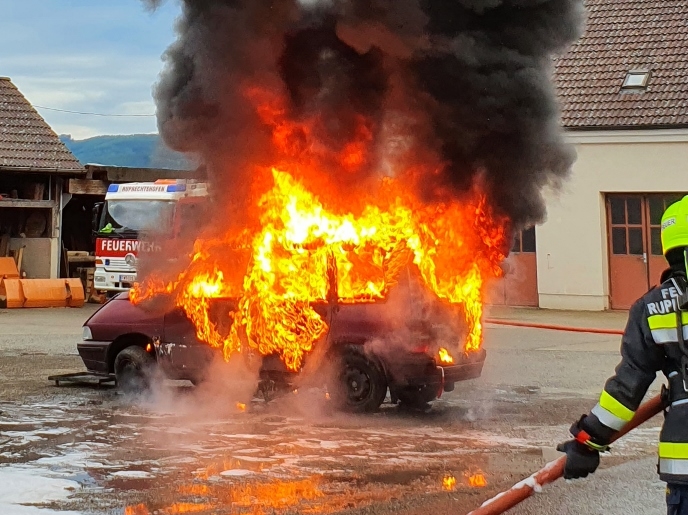 ÜBUNG - 2 X FAHRZEUGBRAND