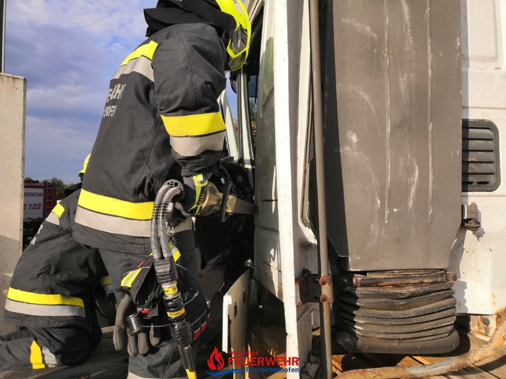 ÜBUNG - PERSONENRETTUNG AUS LKW