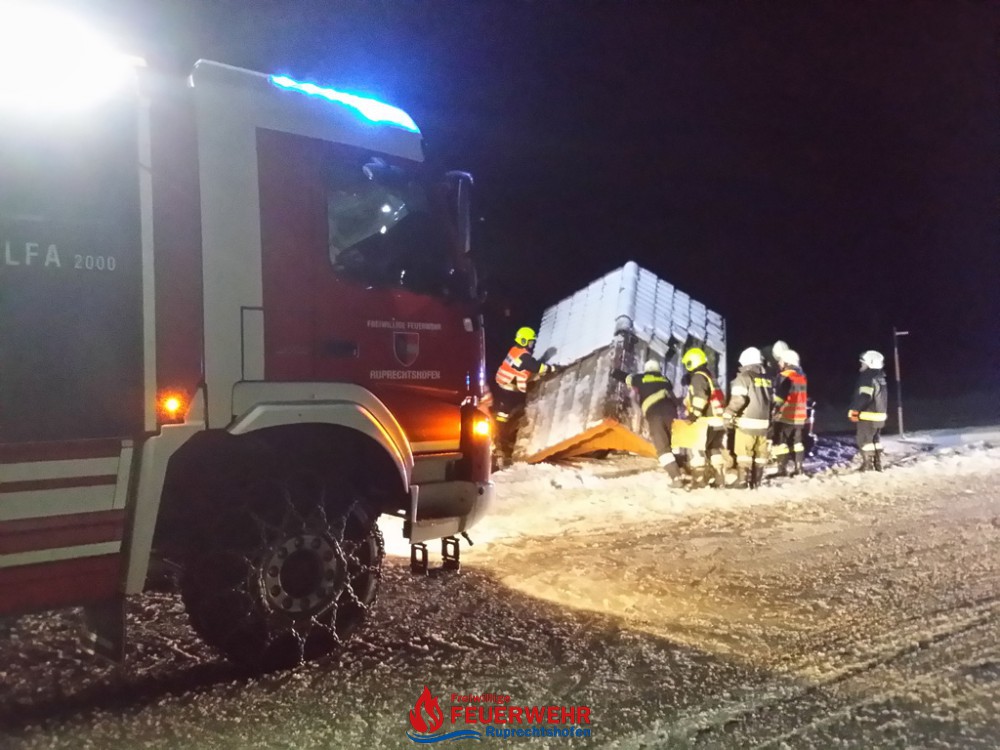TECHNISCHER EINSATZ - VERKEHRSUNFALL