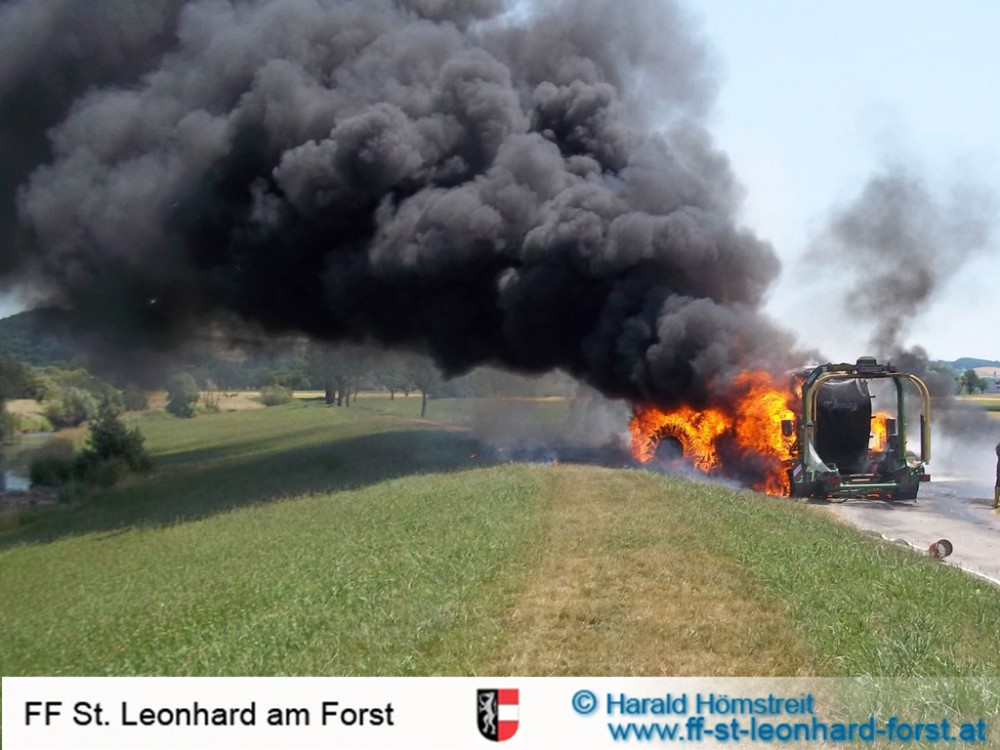 BRANDEINSATZ - TRAKTOR UND RUNDBALLENPRESSE