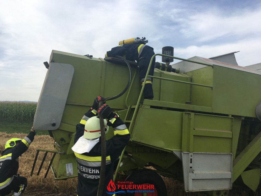 EINSATZ - MÄHDRESCHER- UND FELDBRAND