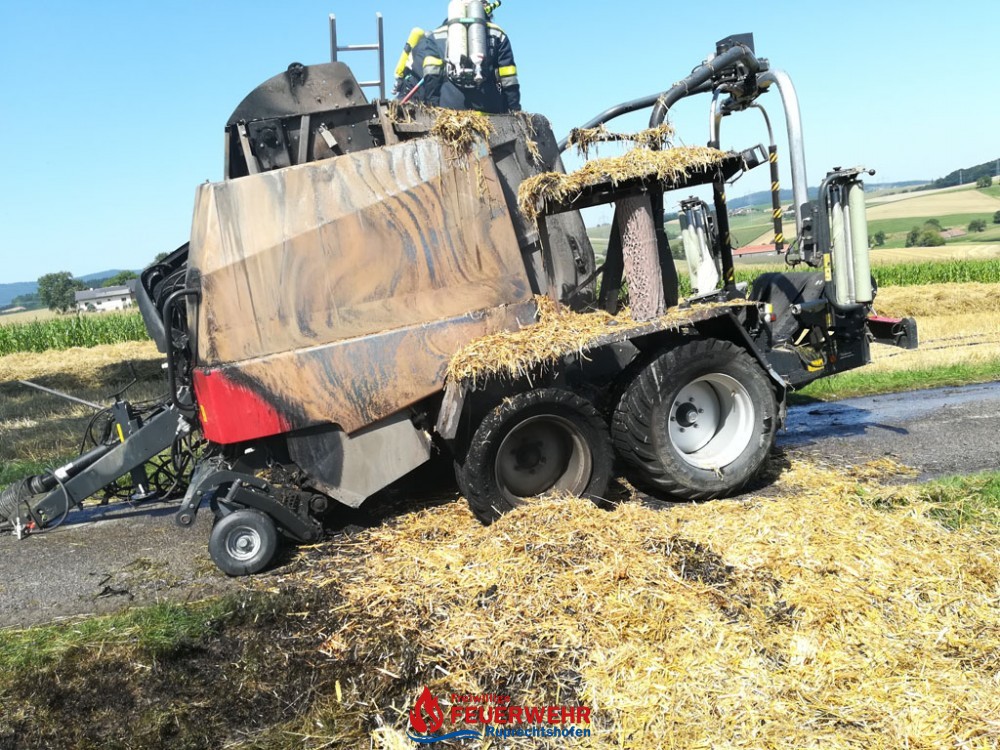 BRANDEINSATZ - STROHPRESSE UND FELDBRAND