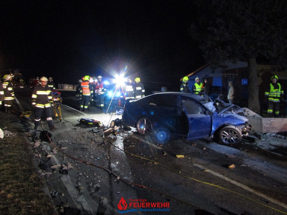 TECHNISCHER EINSATZ - SCHWERER VERKEHRSUNFALL