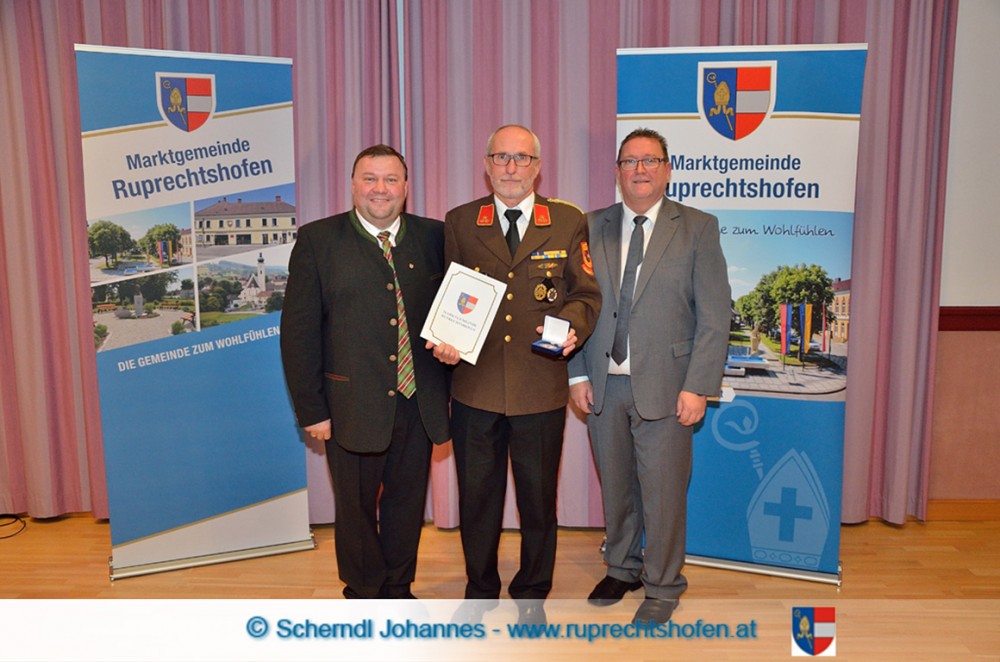 EHRUNGEN FÜR FEUERWEHRKAMERADEN