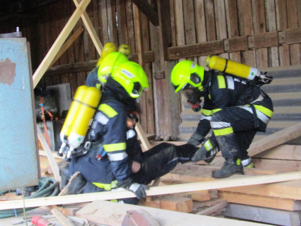 UNTERABSCHNITTS - ATEMSCHUTZÜBUNG - MENSCHENRETTUNG