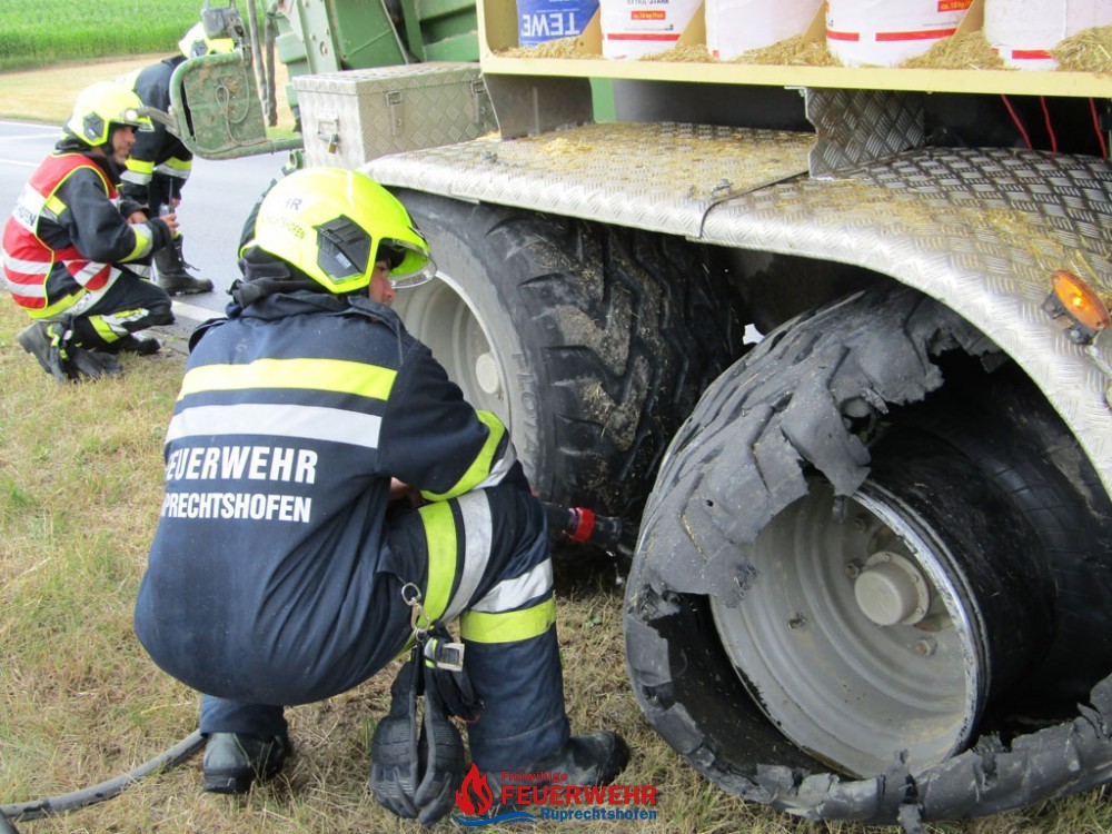 EINSATZ - BRANDVERDACHT BEI STROHPRESSE