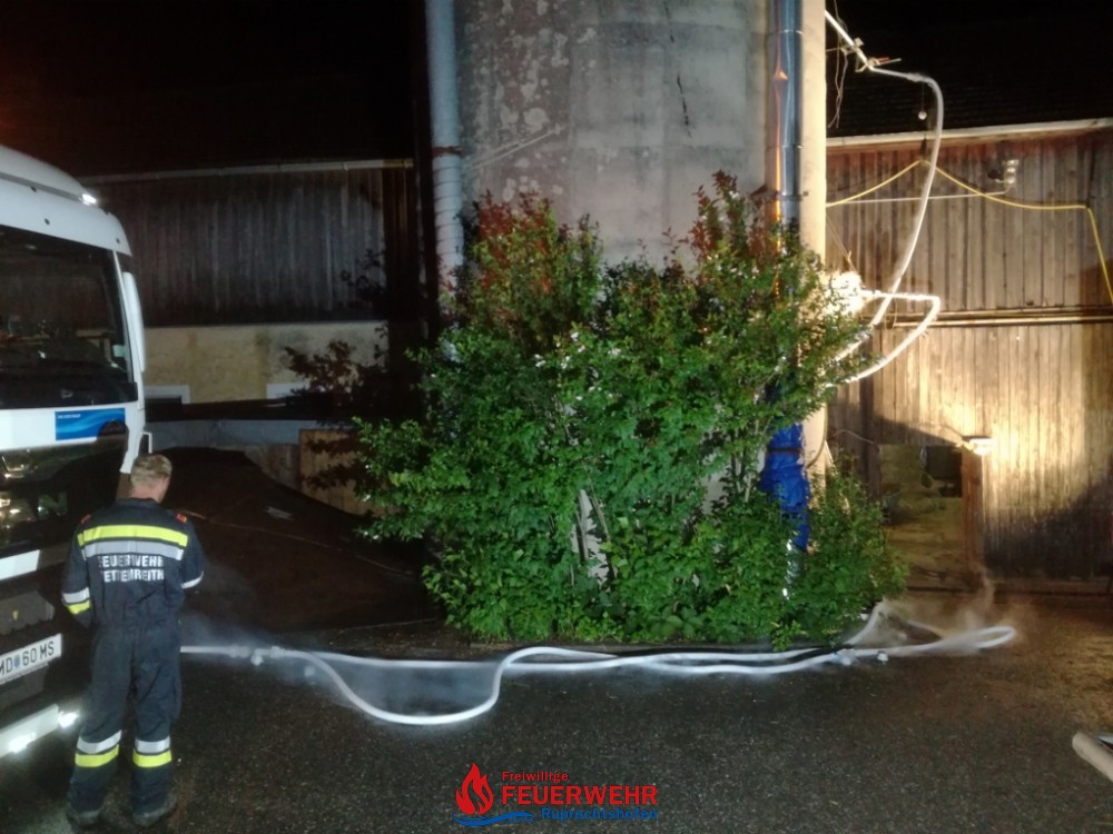 FEUERBEKÄMPFUNG MIT -185 GRAD